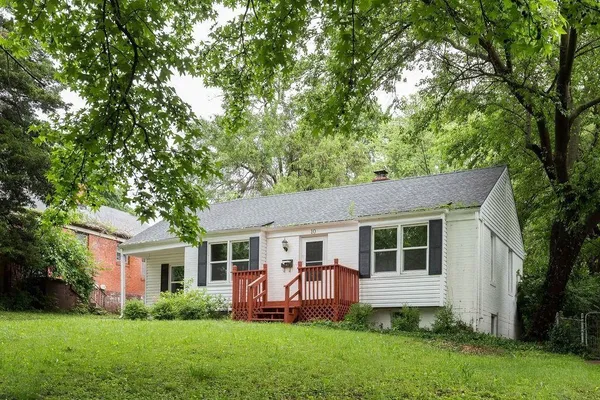$199,999 | 10 East Pocahontas Lane, Kansas City, MO 64114