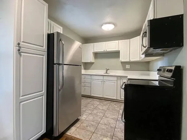 $199,999 | 10 East Pocahontas Lane, Kansas City, MO 64114