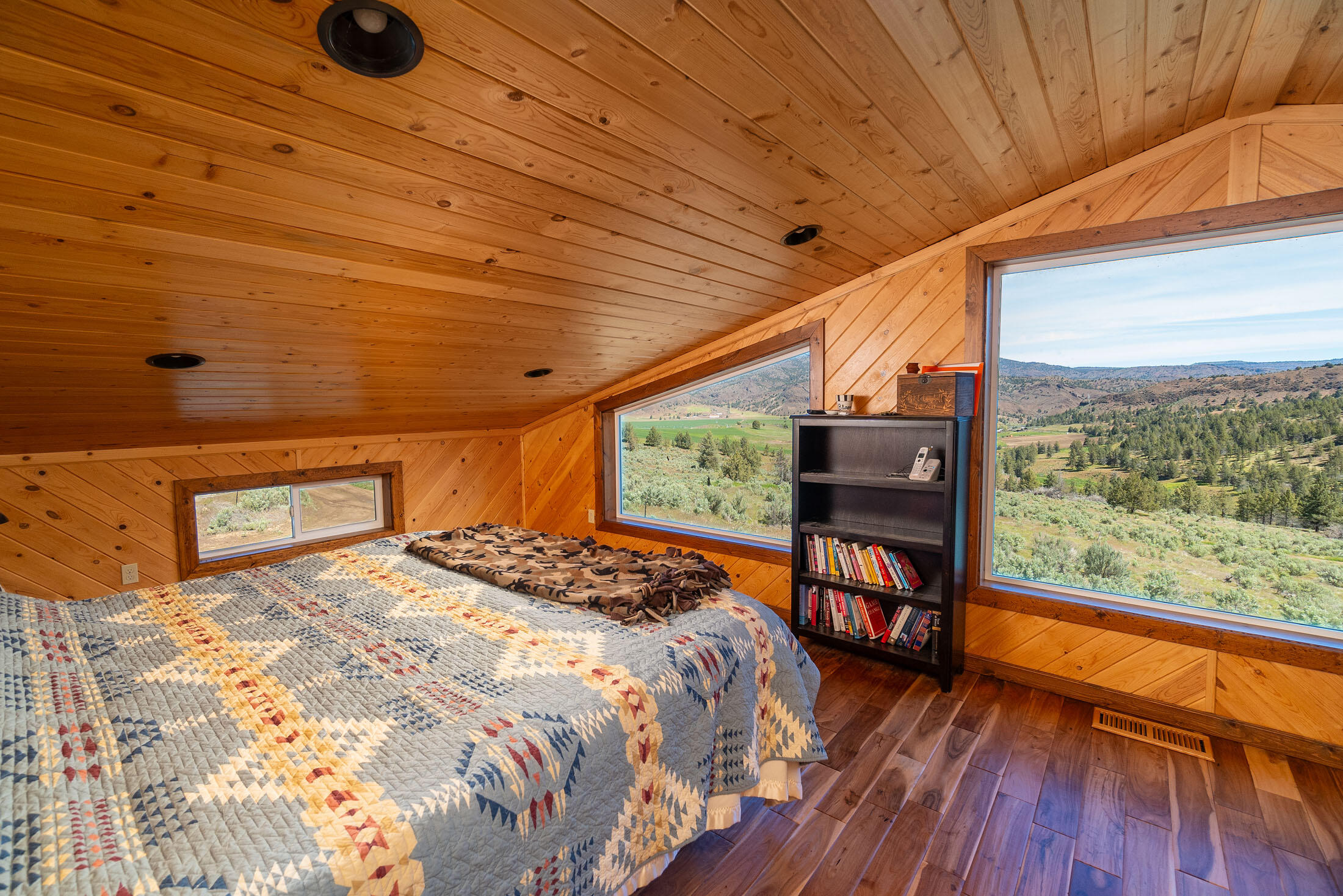40252 Rudio Road Kimberly, OR 97848 - Photo 22 of 34 a bedroom with bed and wooden floor