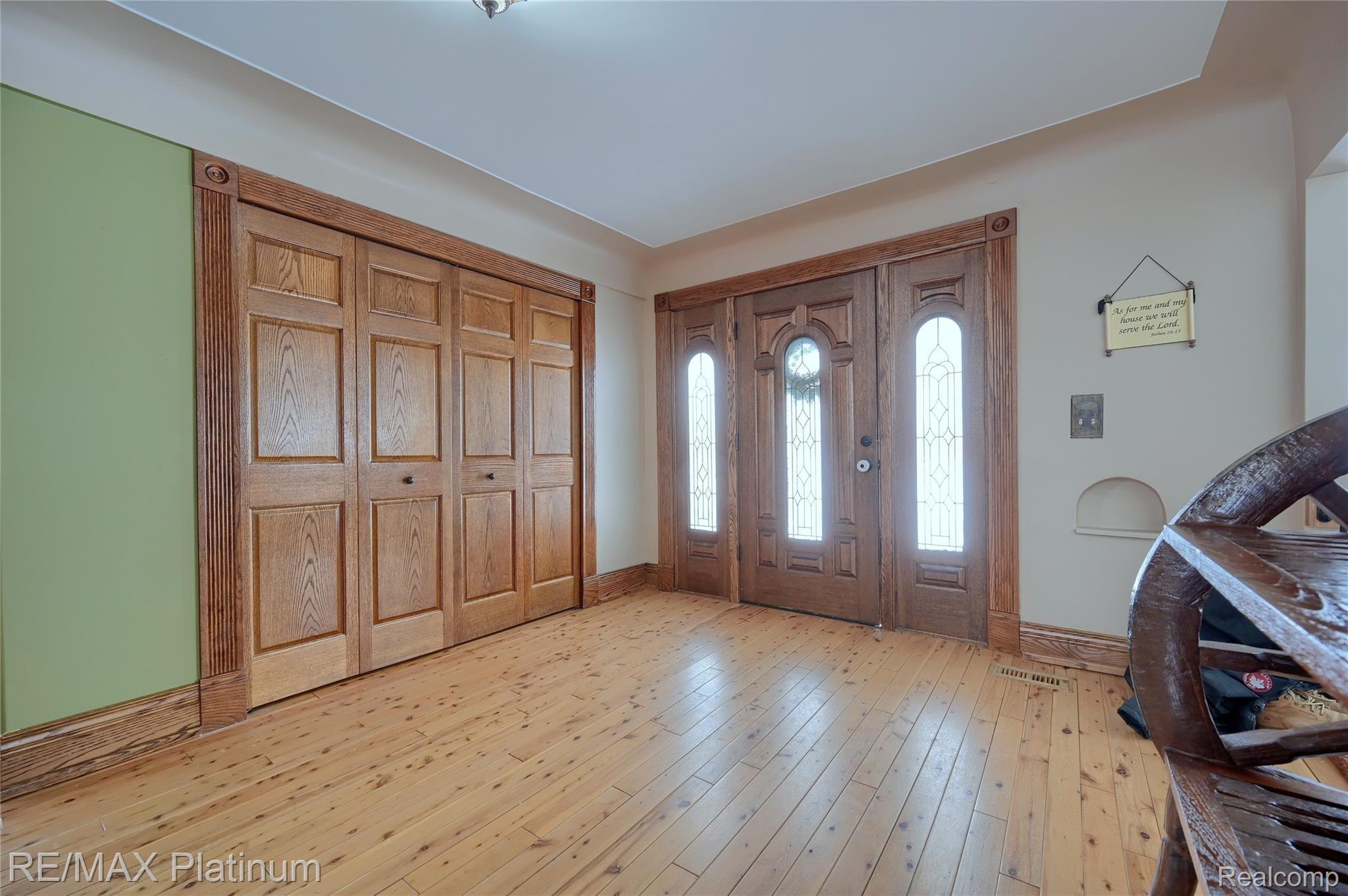 12112 East Lovejoy Road Byron, MI 48418 - Photo 7 of 52 7-Foyer.jpg