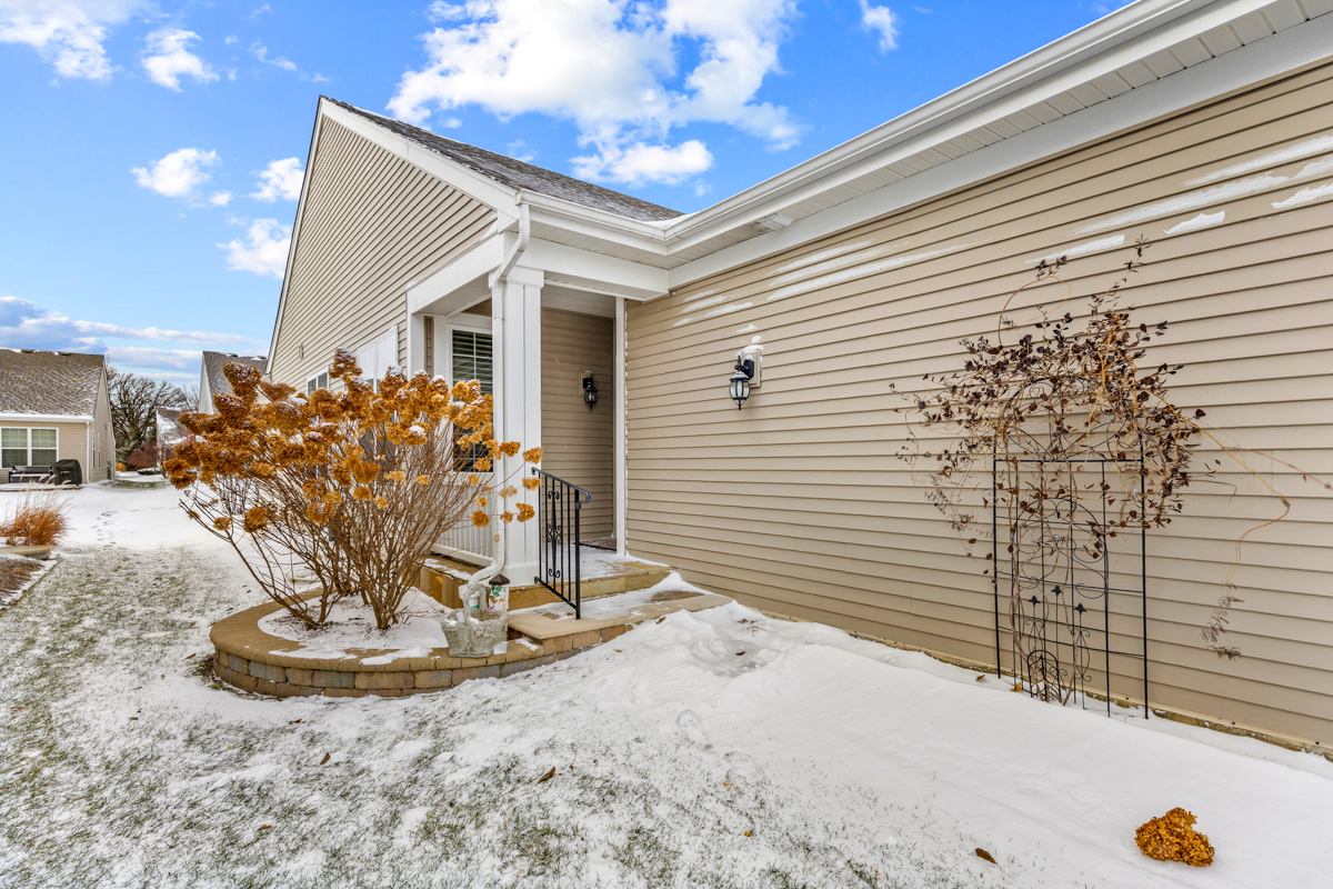 1093 Glendale Road Pingree Grove, IL 60140 - Photo 24 of 28 a view of a very nice looking dining room