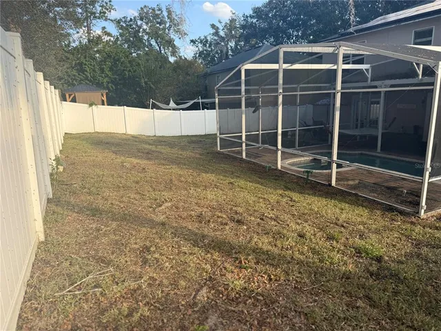 a view of a backyard