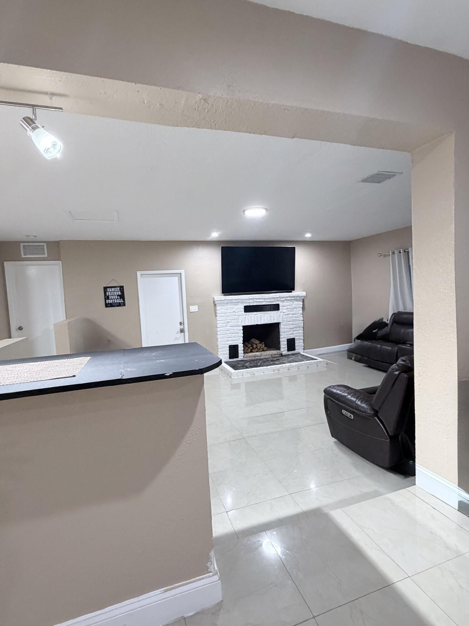 2000 Southwest 95th Terrace Miramar, FL 33025 - Photo 5 of 31 IMG_0258