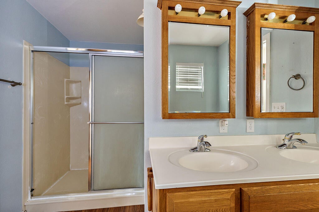 2036 Pleasant Creek Road Rogue River, OR 97537 - Photo 24 of 39 Primary Bathroom