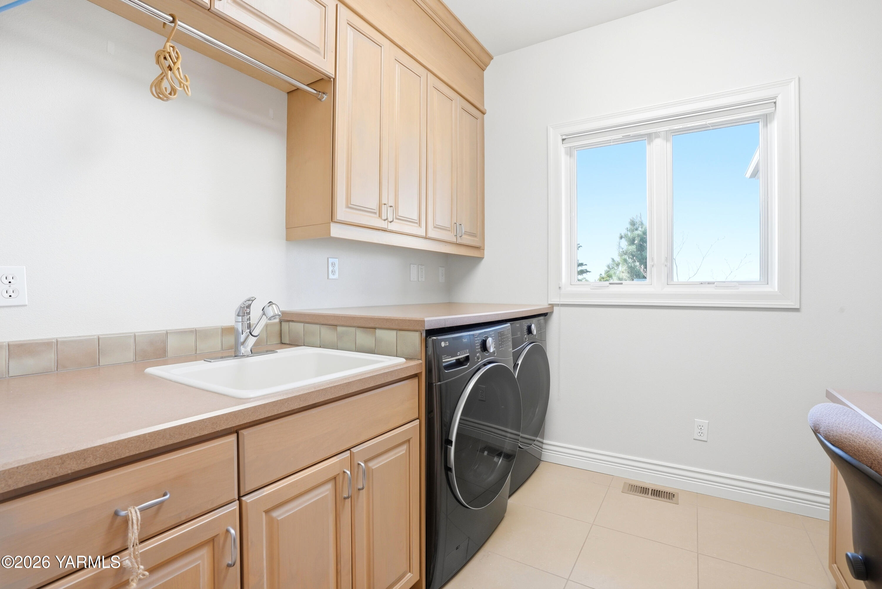 660 Noble Hill Road Yakima, WA 98908 - Photo 19 of 63 a utility room with dryer and washer