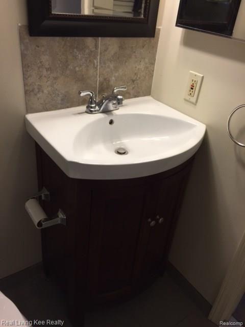 5242 Glengate Road Rochester, MI 48306 - Photo 12 of 12 16.JPG