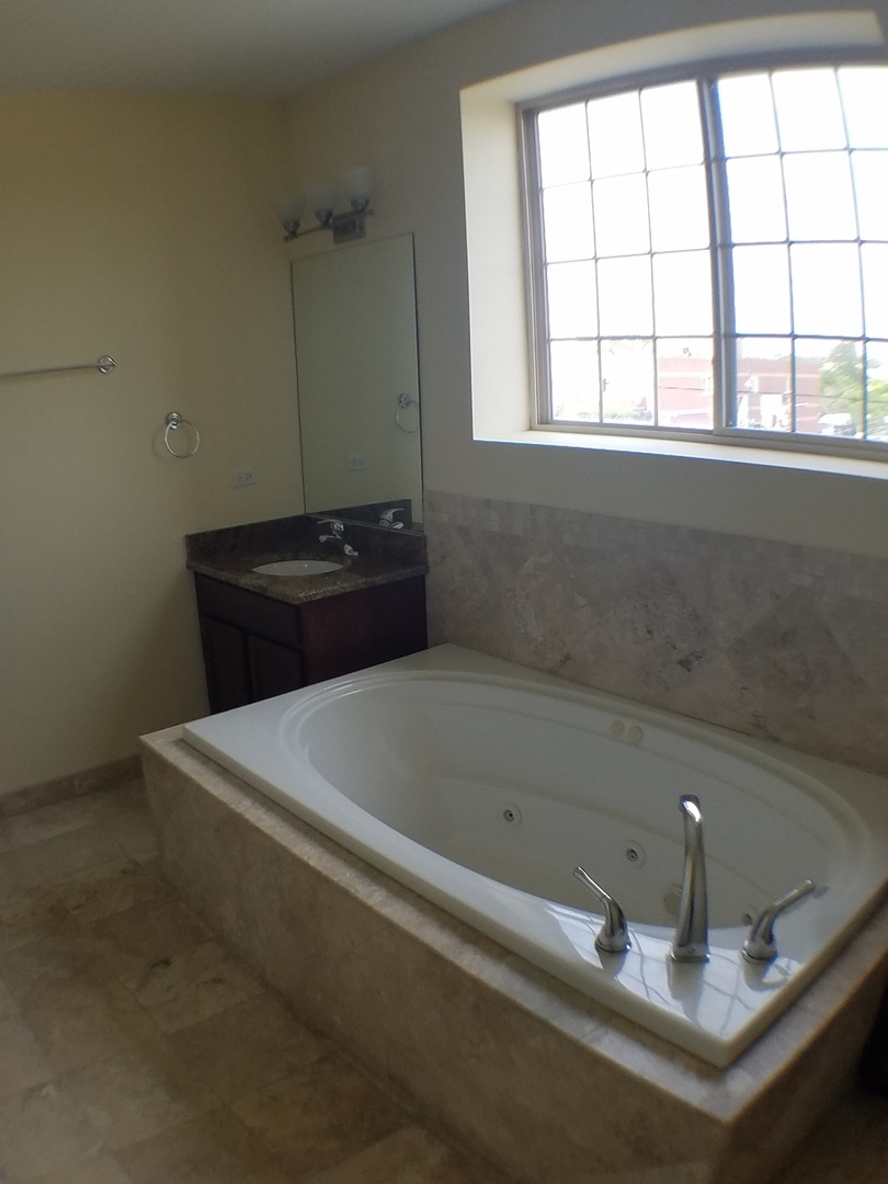 3152 West Devon Avenue, Unit 4A Chicago, IL 60659 - Photo 8 of 13