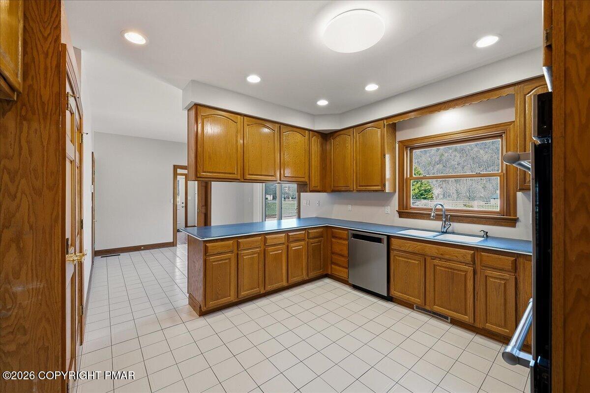 2506 Red Fox Lane Stroudsburg, PA 18360 - Photo 11 of 62 Kitchen