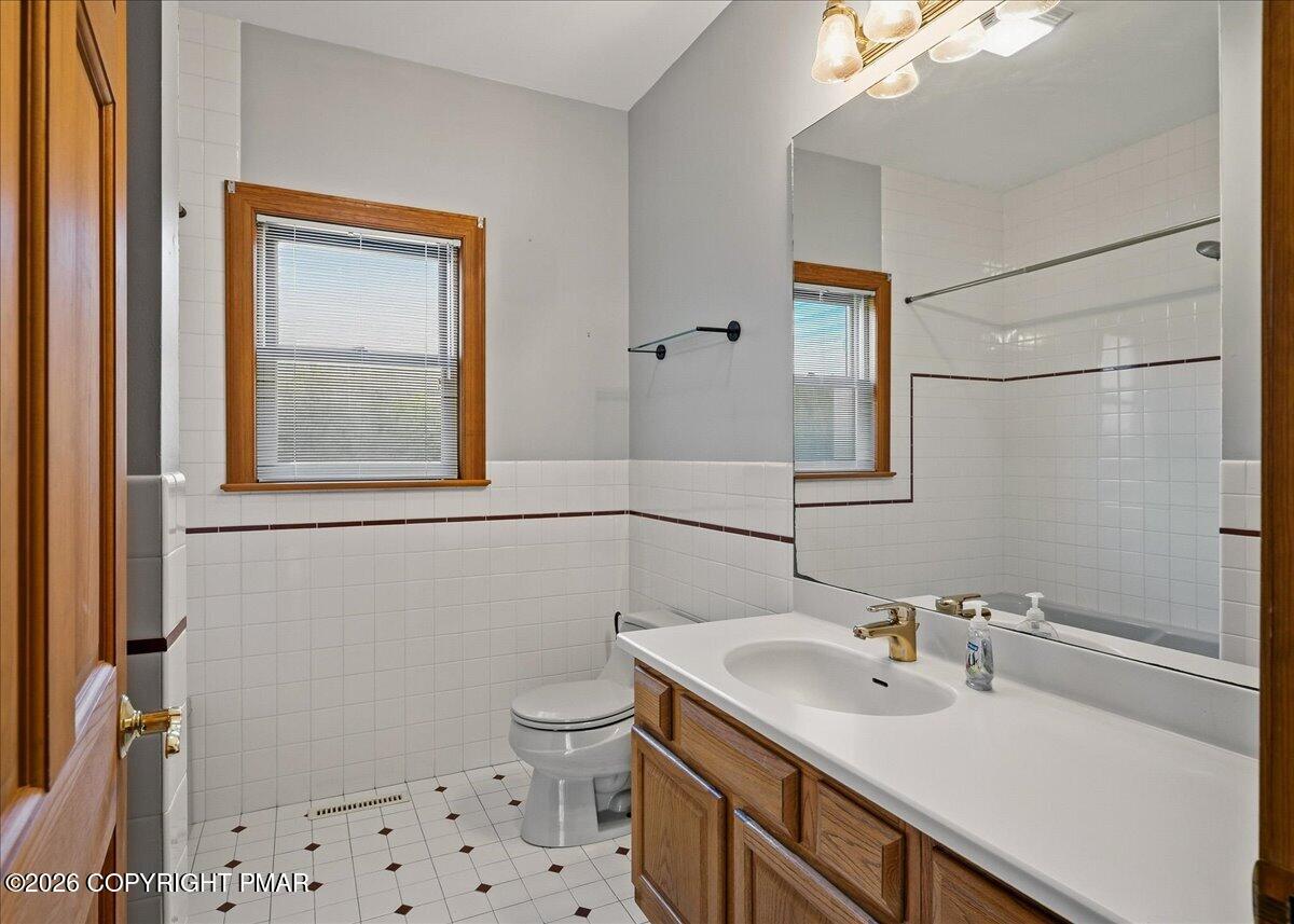 2506 Red Fox Lane Stroudsburg, PA 18360 - Photo 15 of 62 Full Bathroom