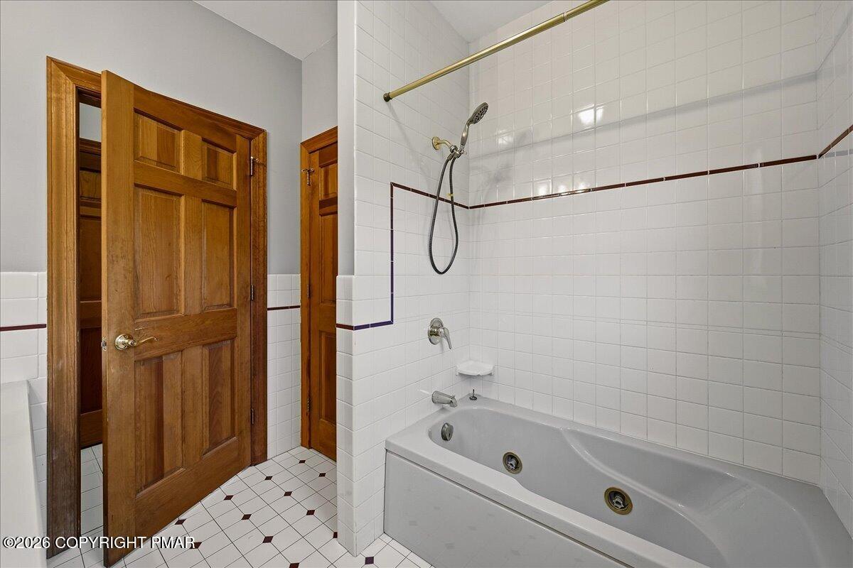 2506 Red Fox Lane Stroudsburg, PA 18360 - Photo 16 of 62 Full Bathroom