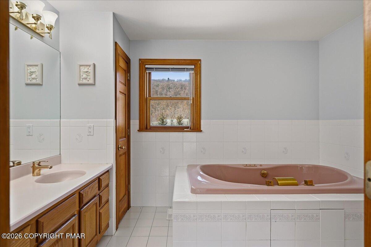2506 Red Fox Lane Stroudsburg, PA 18360 - Photo 33 of 62 Primary Bathroom