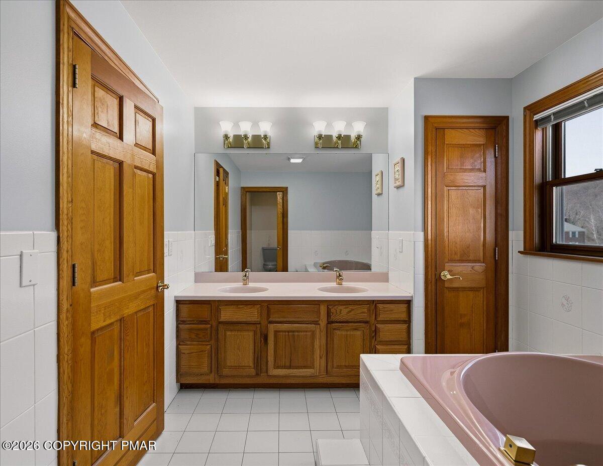 2506 Red Fox Lane Stroudsburg, PA 18360 - Photo 34 of 62 Primary Bathroom