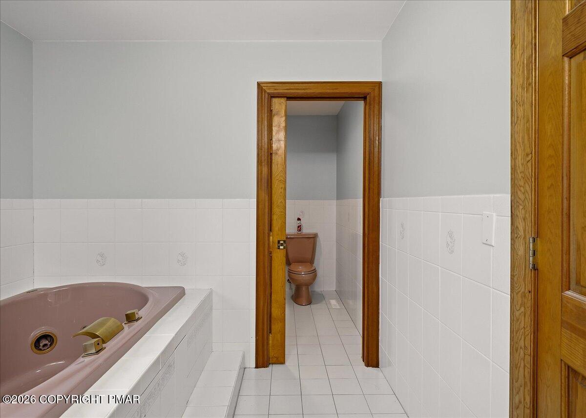 2506 Red Fox Lane Stroudsburg, PA 18360 - Photo 35 of 62 Primary Bathroom