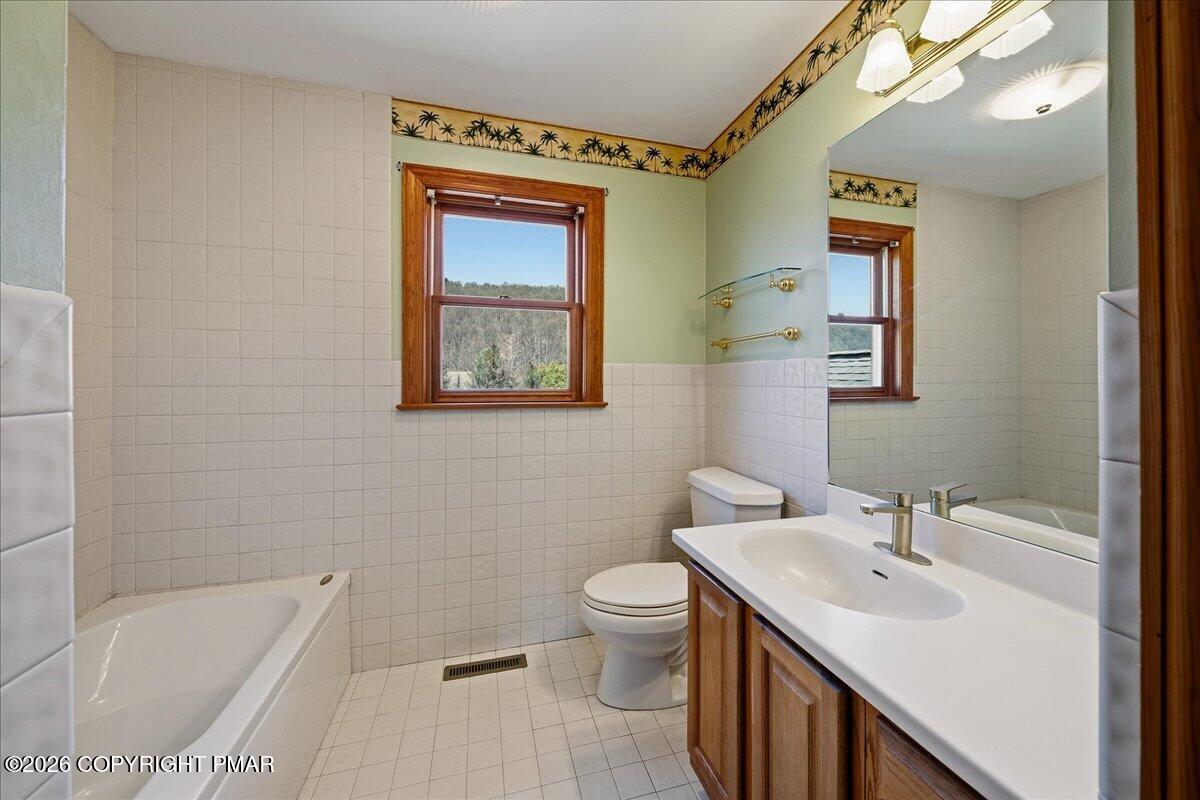 2506 Red Fox Lane Stroudsburg, PA 18360 - Photo 45 of 62 Full Bathroom