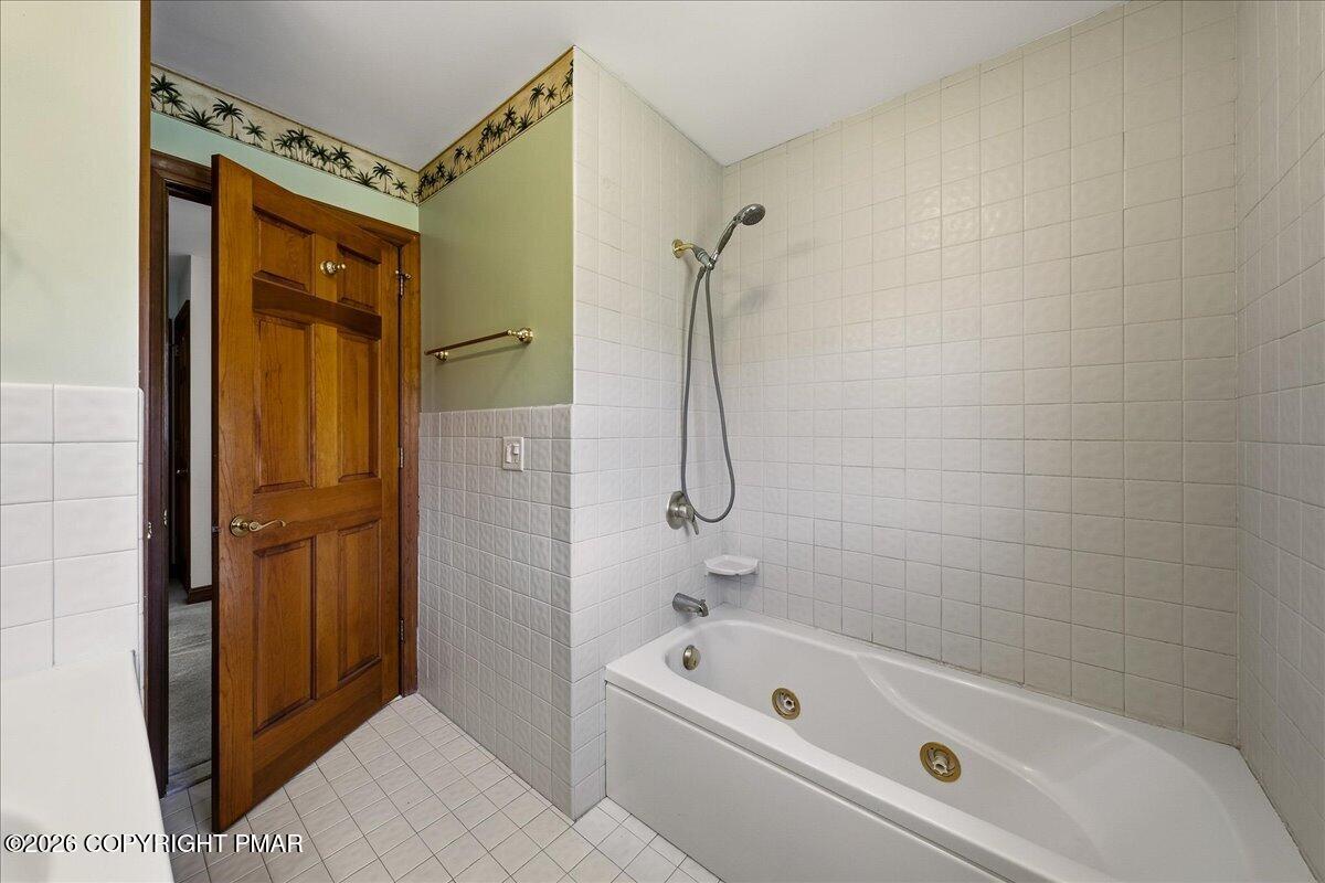 2506 Red Fox Lane Stroudsburg, PA 18360 - Photo 46 of 62 Full Bathroom