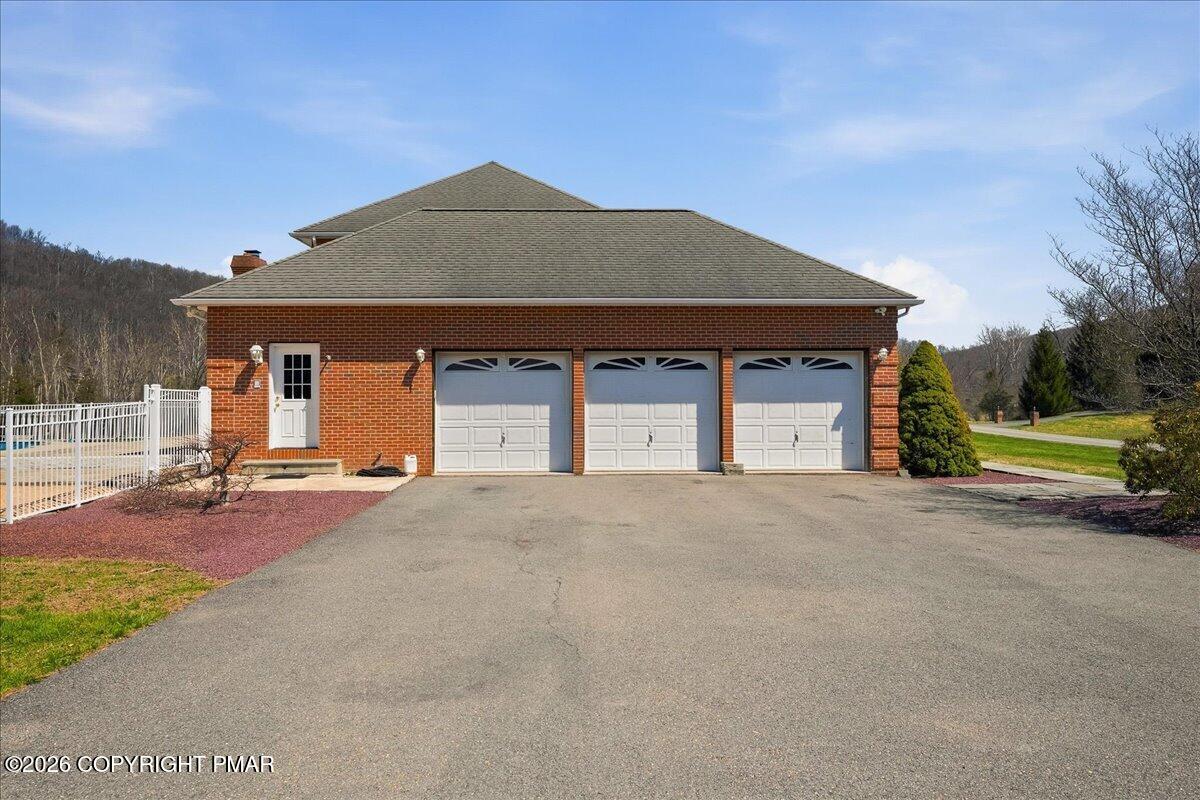 2506 Red Fox Lane Stroudsburg, PA 18360 - Photo 55 of 62 Garage/ Driveway