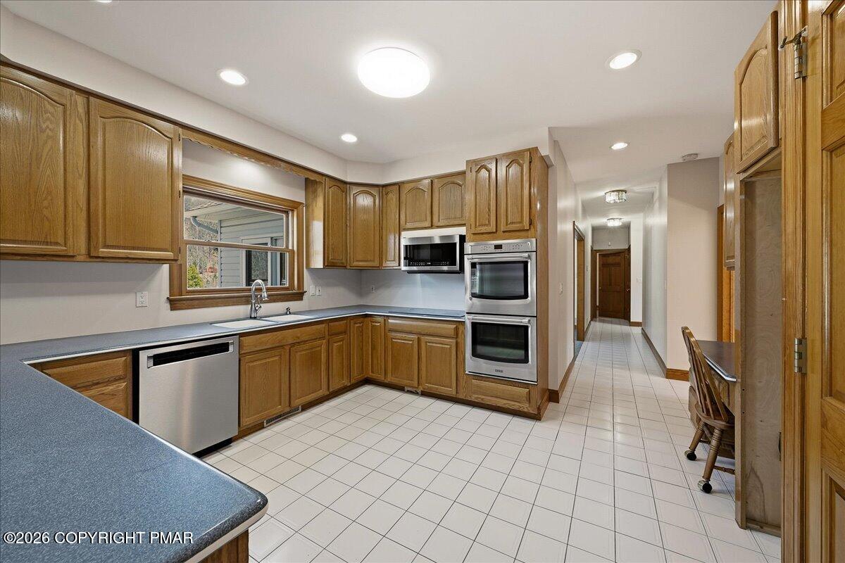 2506 Red Fox Lane Stroudsburg, PA 18360 - Photo 8 of 62 Kitchen
