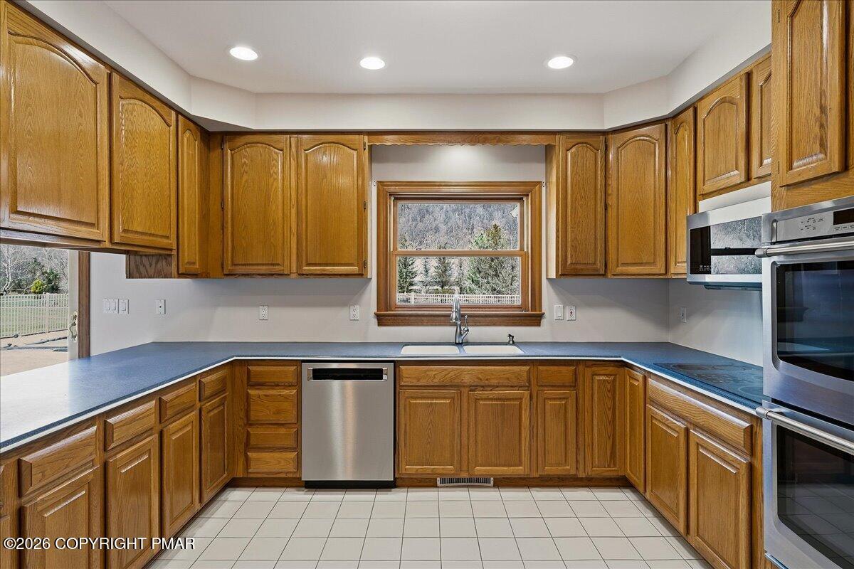 2506 Red Fox Lane Stroudsburg, PA 18360 - Photo 9 of 62 Kitchen