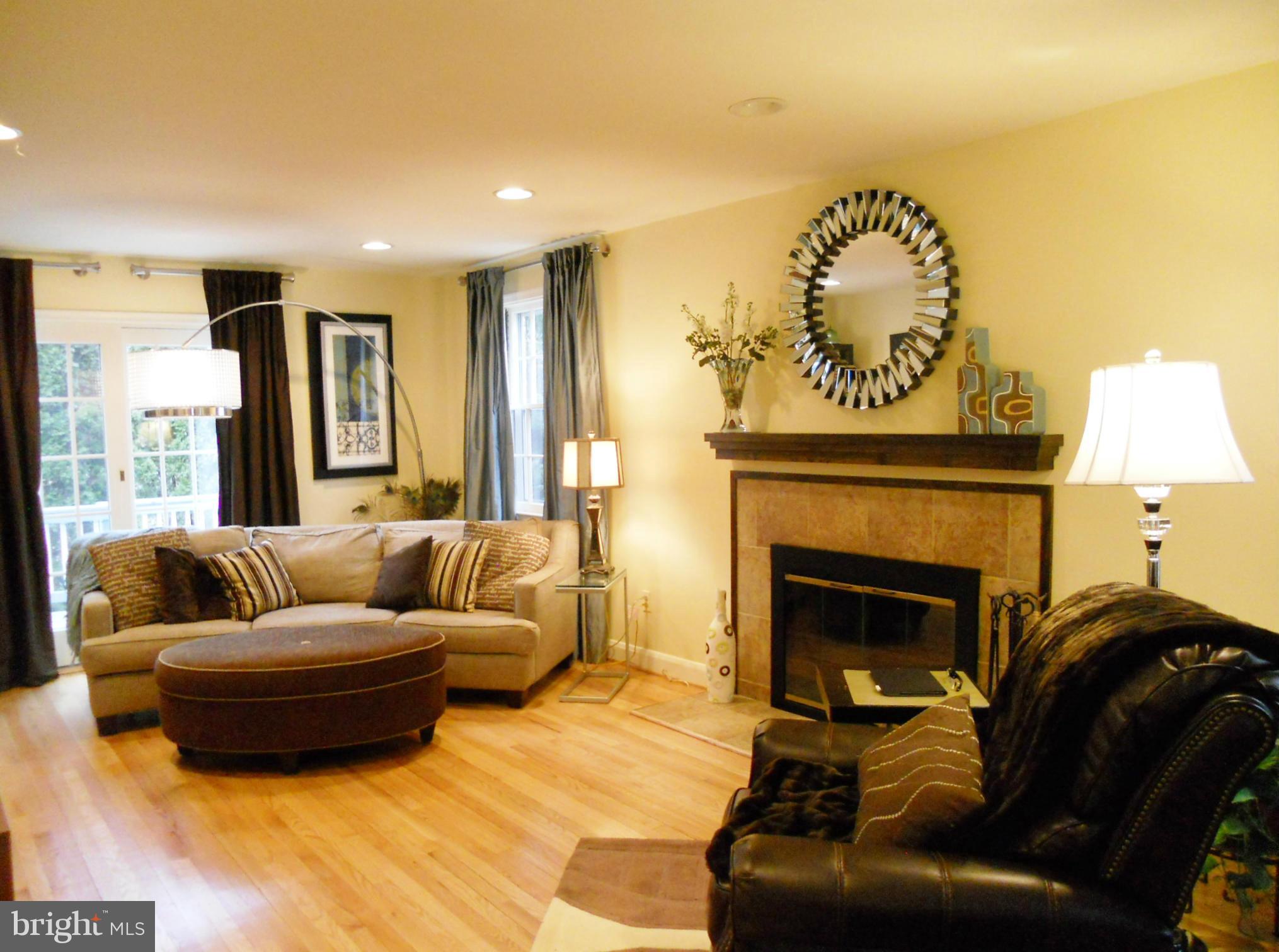 800 Stoneleigh Road Baltimore, MD 21212 - Photo 3 of 19 Living Room