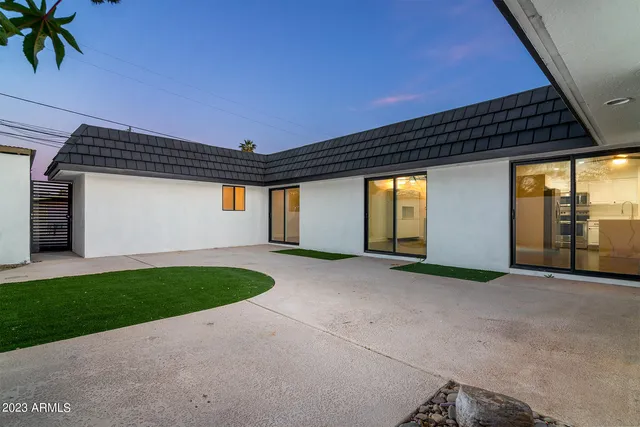 a view of a house with a yard