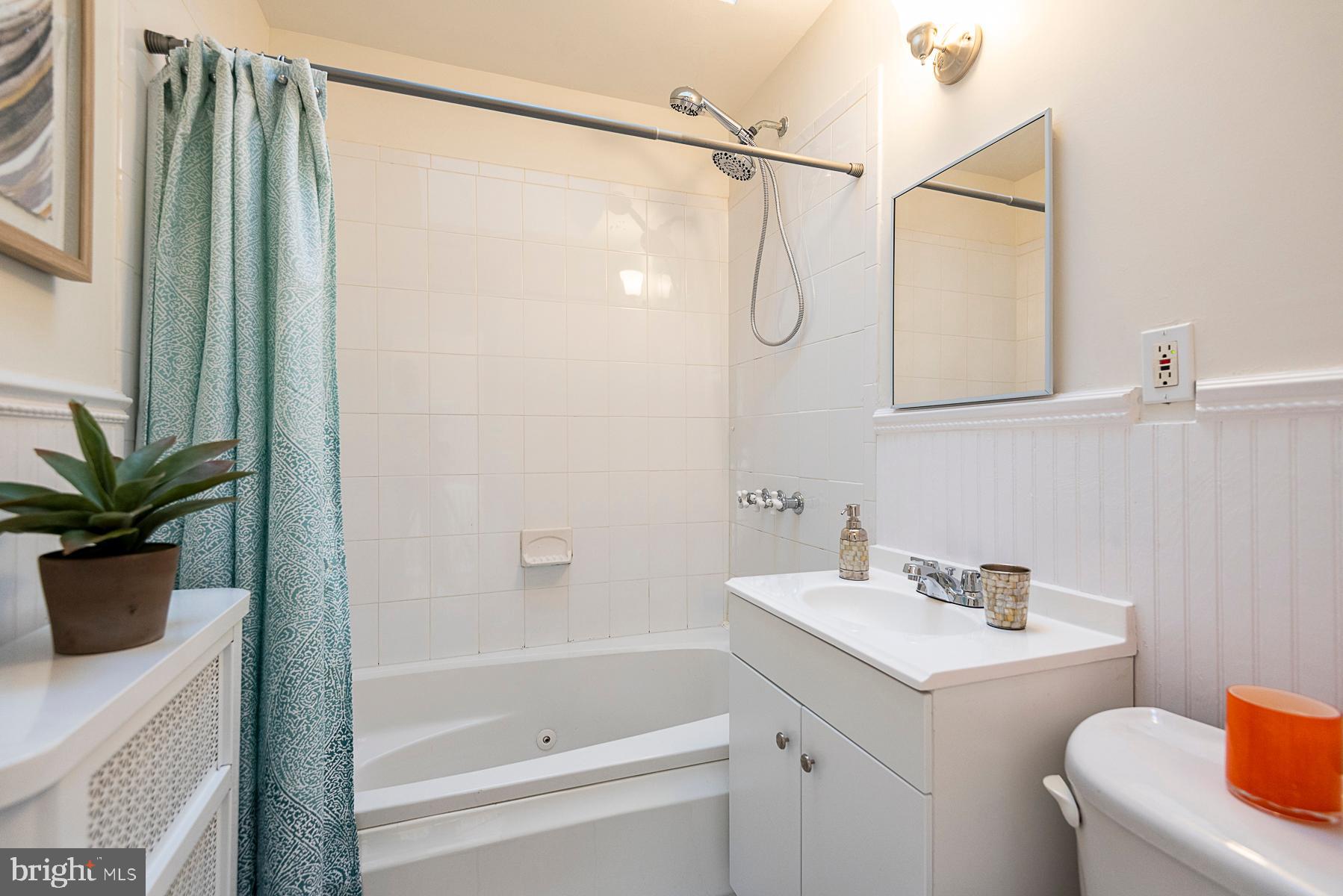437 Decatur Street Northwest Washington, DC 20011 - Photo 26 of 42 Full bath with tub