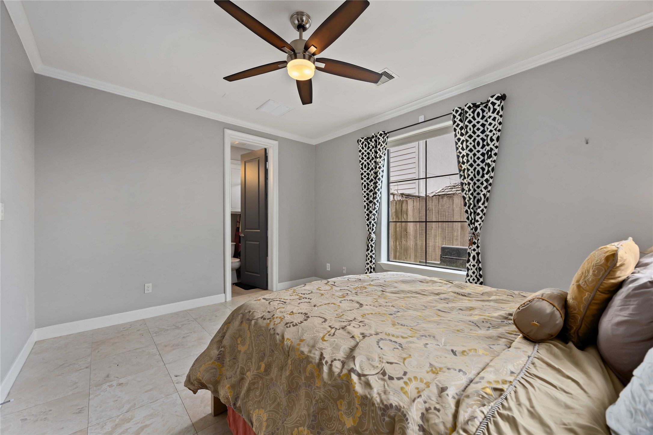 328 Bomar Street Houston, TX 77006 - Photo 7 of 27
