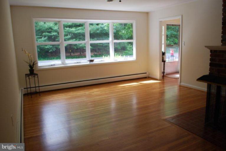 15909 Bond Mill Road Laurel, MD 20707 - Photo 4 of 30 Living Room