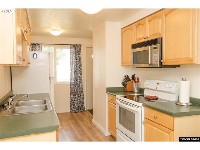 869 54th Place Springfield, OR 97478 - Photo 13 of 31