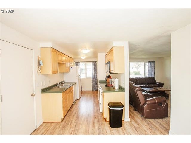869 54th Place Springfield, OR 97478 - Photo 3 of 31