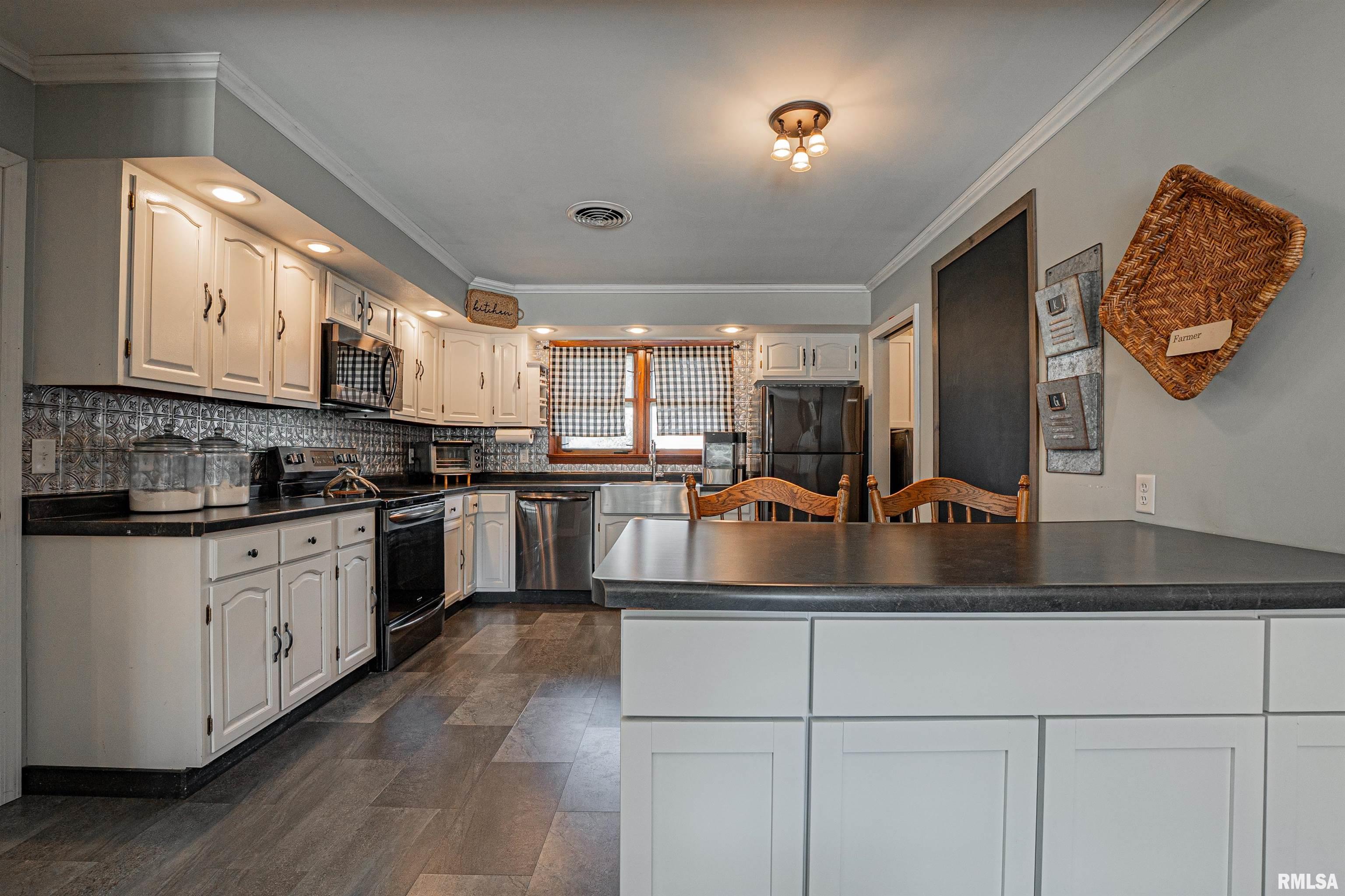 1346 Airport Road Lincoln, IL 62656 - Photo 9 of 38