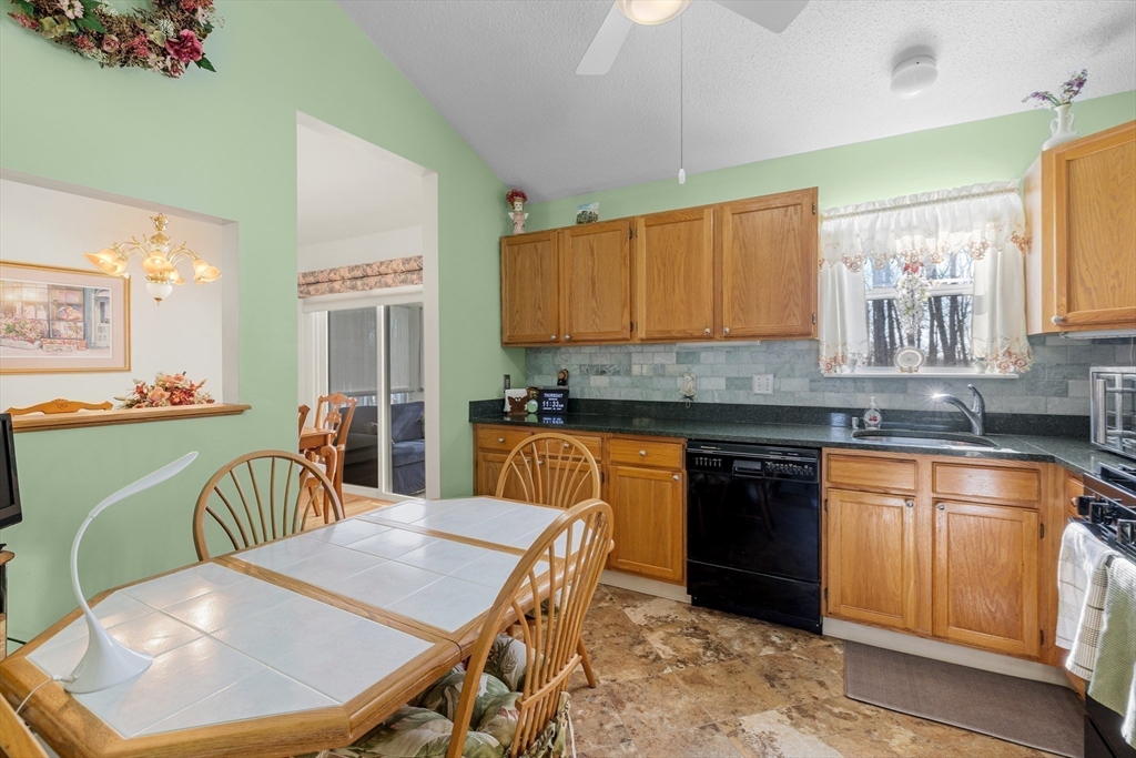 69 Santoro Road Worcester, MA 01606 - Photo 11 of 40