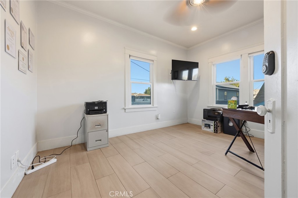 325 East 14th Street Long Beach, CA 90813 - Photo 14 of 21 a workspace with furniture and a window