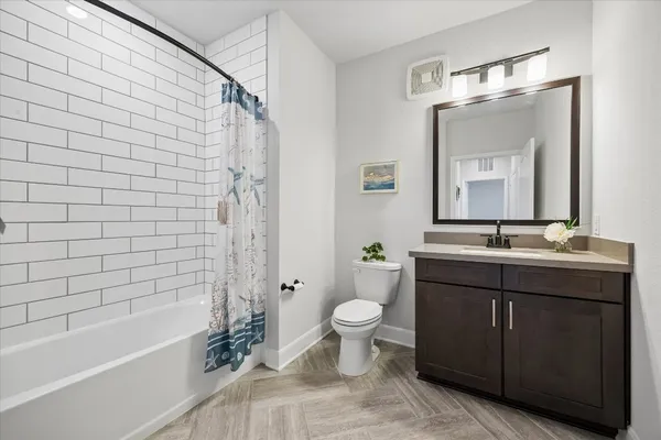 $2,700 | 6804 Westview Drive, Unit 2307, Houston, TX 77055