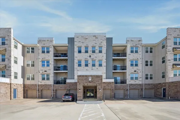 $2,700 | 6804 Westview Drive, Unit 2307, Houston, TX 77055