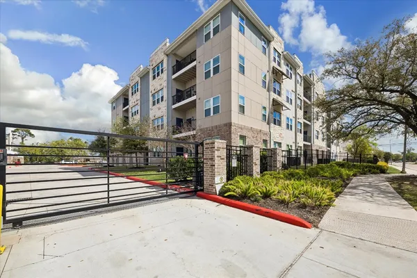 $2,700 | 6804 Westview Drive, Unit 2307, Houston, TX 77055