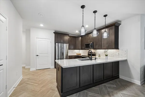 $2,700 | 6804 Westview Drive, Unit 2307, Houston, TX 77055