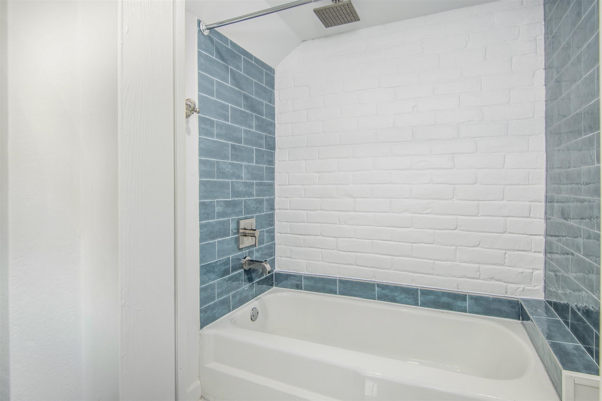 1942 Indiana Street Houston, TX 77019 - Photo 13 of 40 This tub/shower combo has been updated with a waterfall showerhead, new plumbing and fixtures.