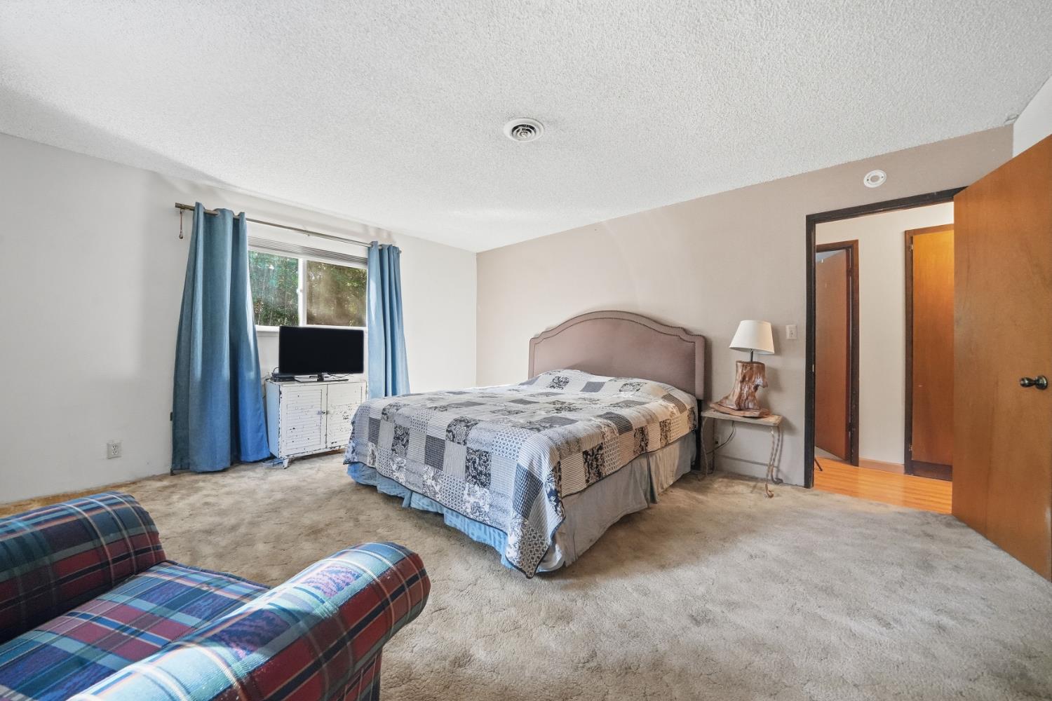 23420 Robin Road Pioneer, CA 95666 - Photo 34 of 43 a bedroom with a bed and a couch