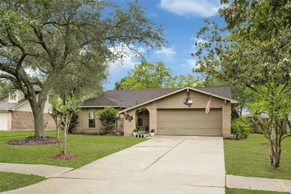 $385,700 | 1101 Killarney Avenue, Friendswood, TX 77546