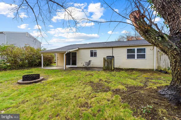 a view of a house with backyard and garden