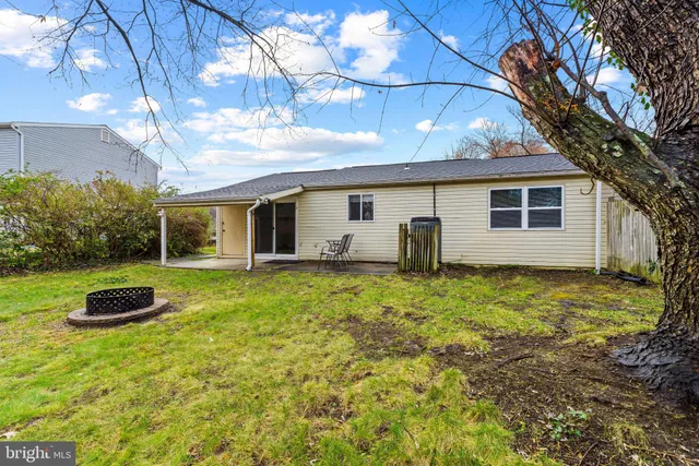 a view of a house with backyard and garden