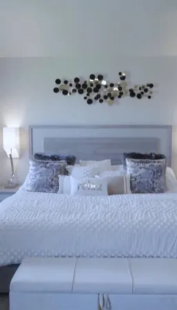 a view of livingroom with furniture