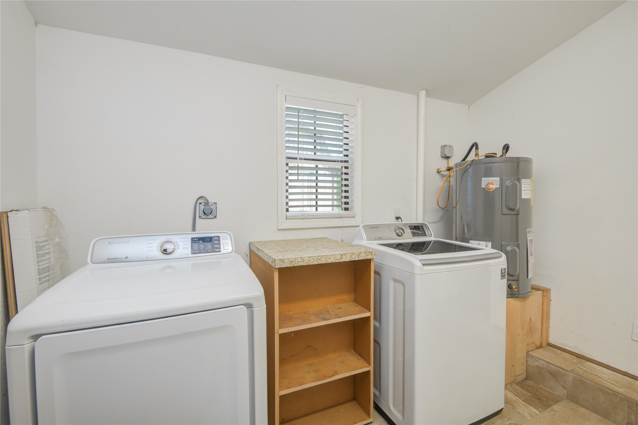 513 Farrer Street Angleton, TX 77515 - Photo 22 of 32 a utility room with dryer and washer