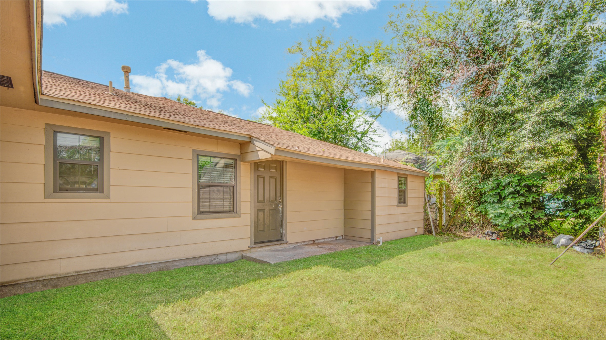 513 Farrer Street Angleton, TX 77515 - Photo 30 of 32 a backyard of a house