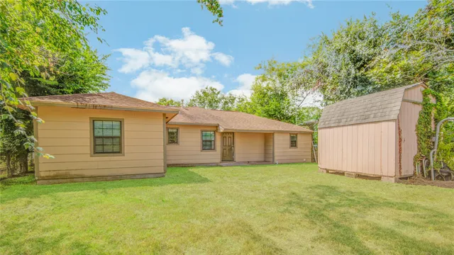 a view of a backyard of the house
