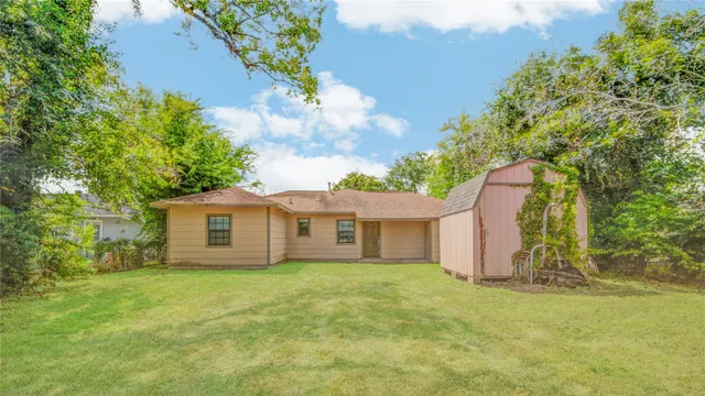 a view of a house with a backyard