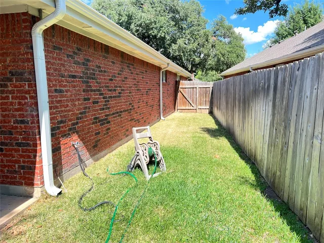 a view of back yard of the house
