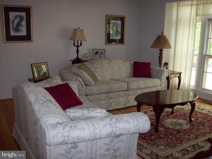 3851 Inverness Road Fairfax, VA 22033 - Photo 4 of 23 Apartment Living Room