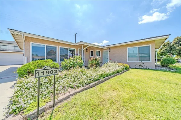 $919,900 | 11902 206th Street, Lakewood, CA 90715