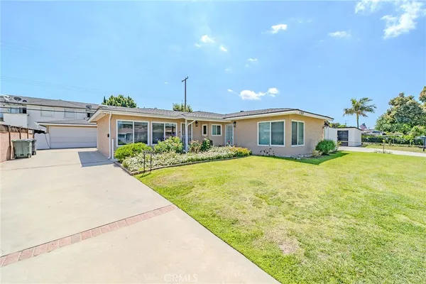 $919,900 | 11902 206th Street, Lakewood, CA 90715